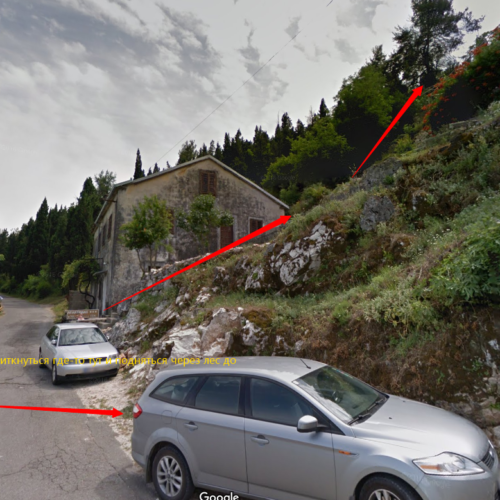 Дорога к крепости Бесац по лесенке у покинутого старинного дома